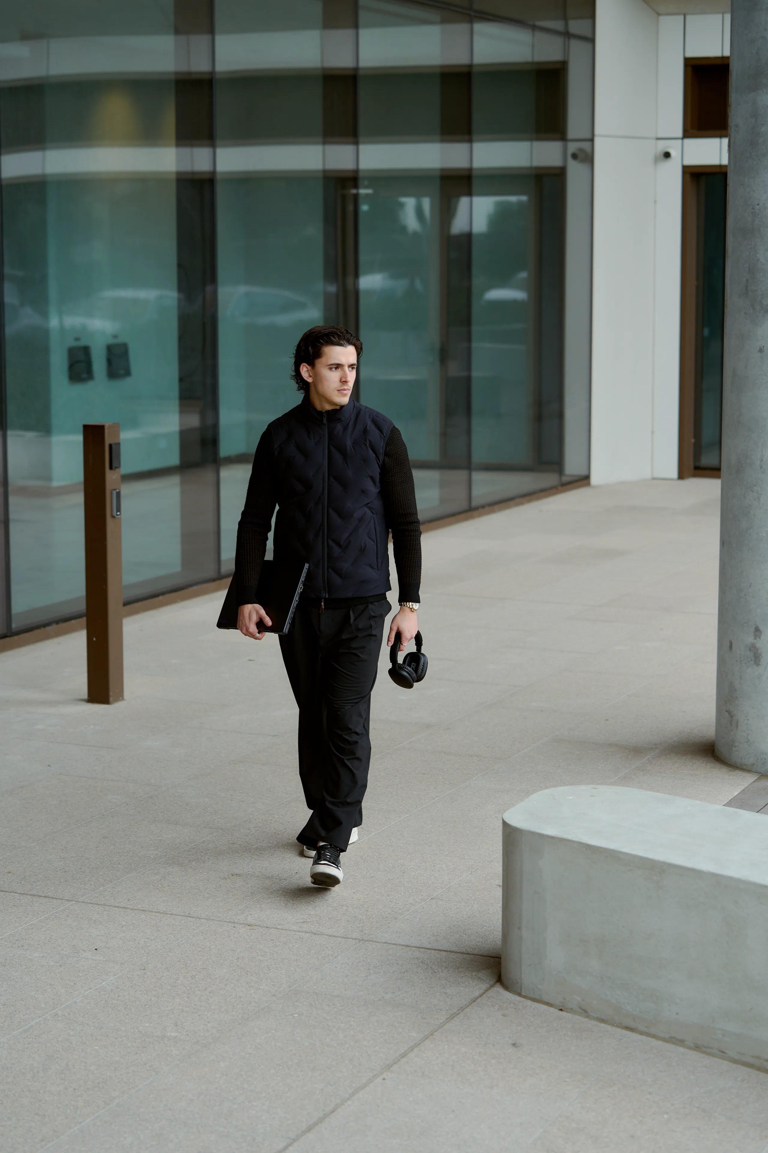 ARIO Gilet Vest in black, walking outdoors